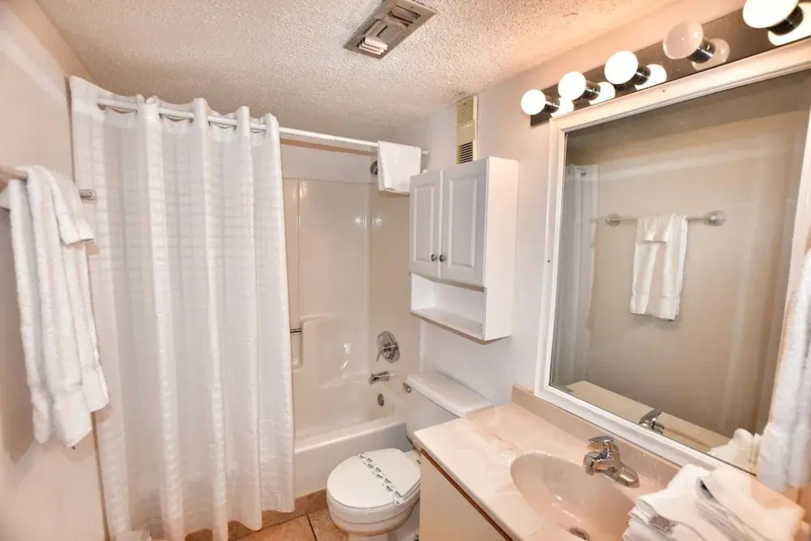 0111 Waters Edge Resort 2 Bedroom Condo by Redawning