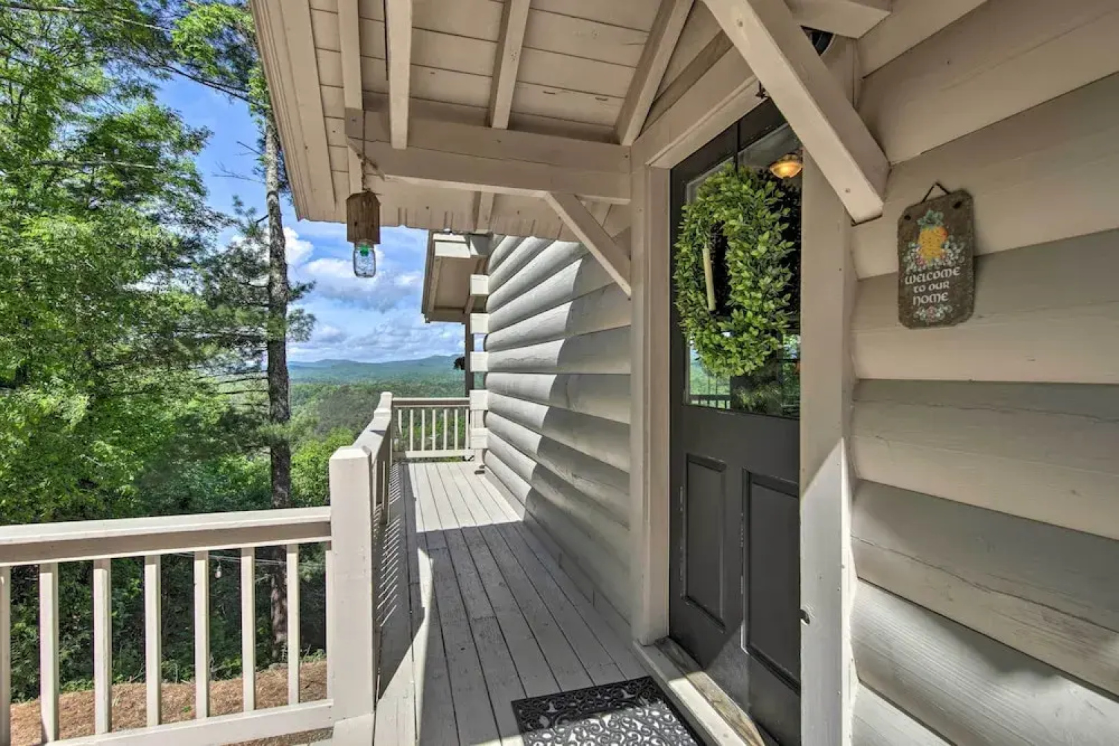 Treetop Hideout w/ Long-range Mountain Views!