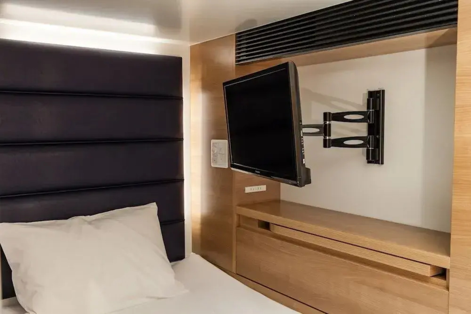 Y's Cabin Yokohama Kannai