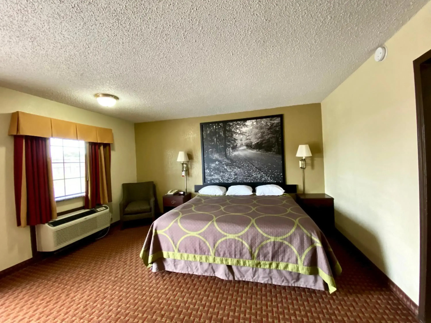 Super 8 by Wyndham Shawnee
