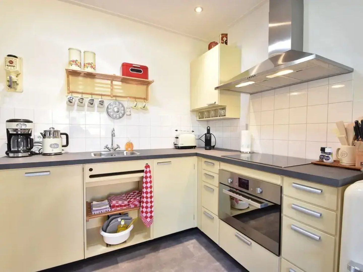 Vintage Holiday Home in Kamperland near Lake Veerse