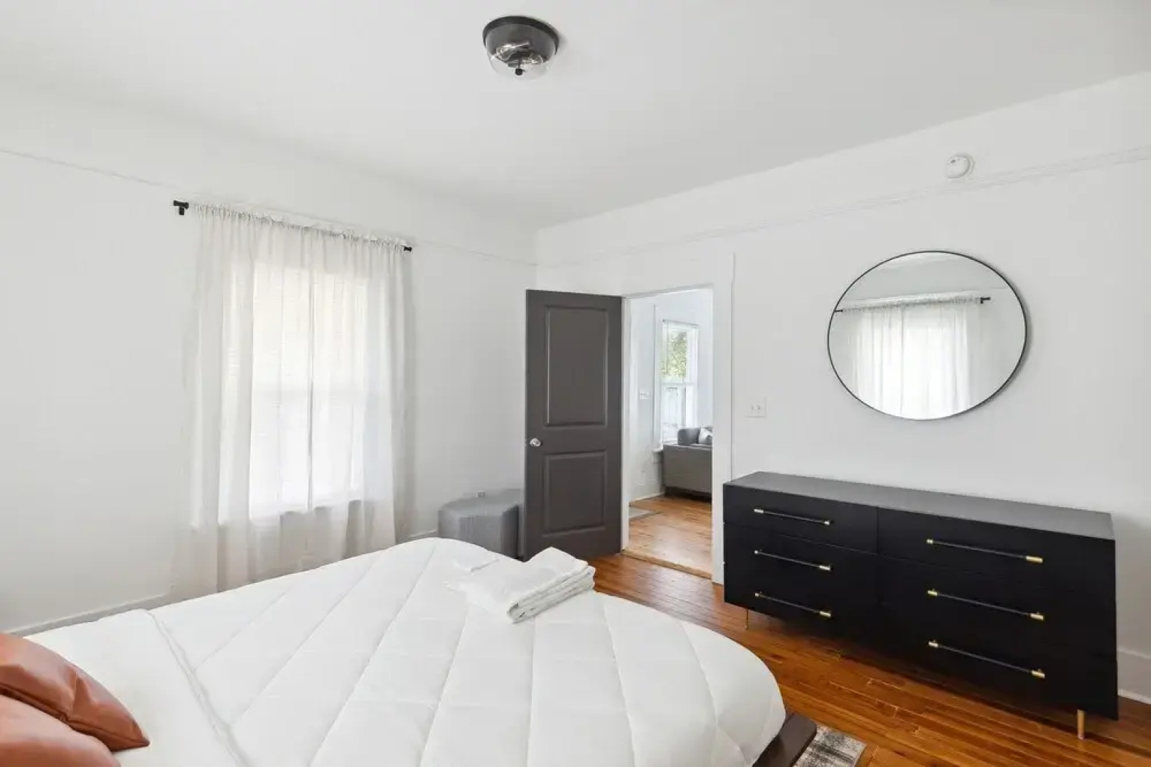 Downtown Delight: Cozy & Pet-friendly Retreat 3 Bedroom Home by RedAwning