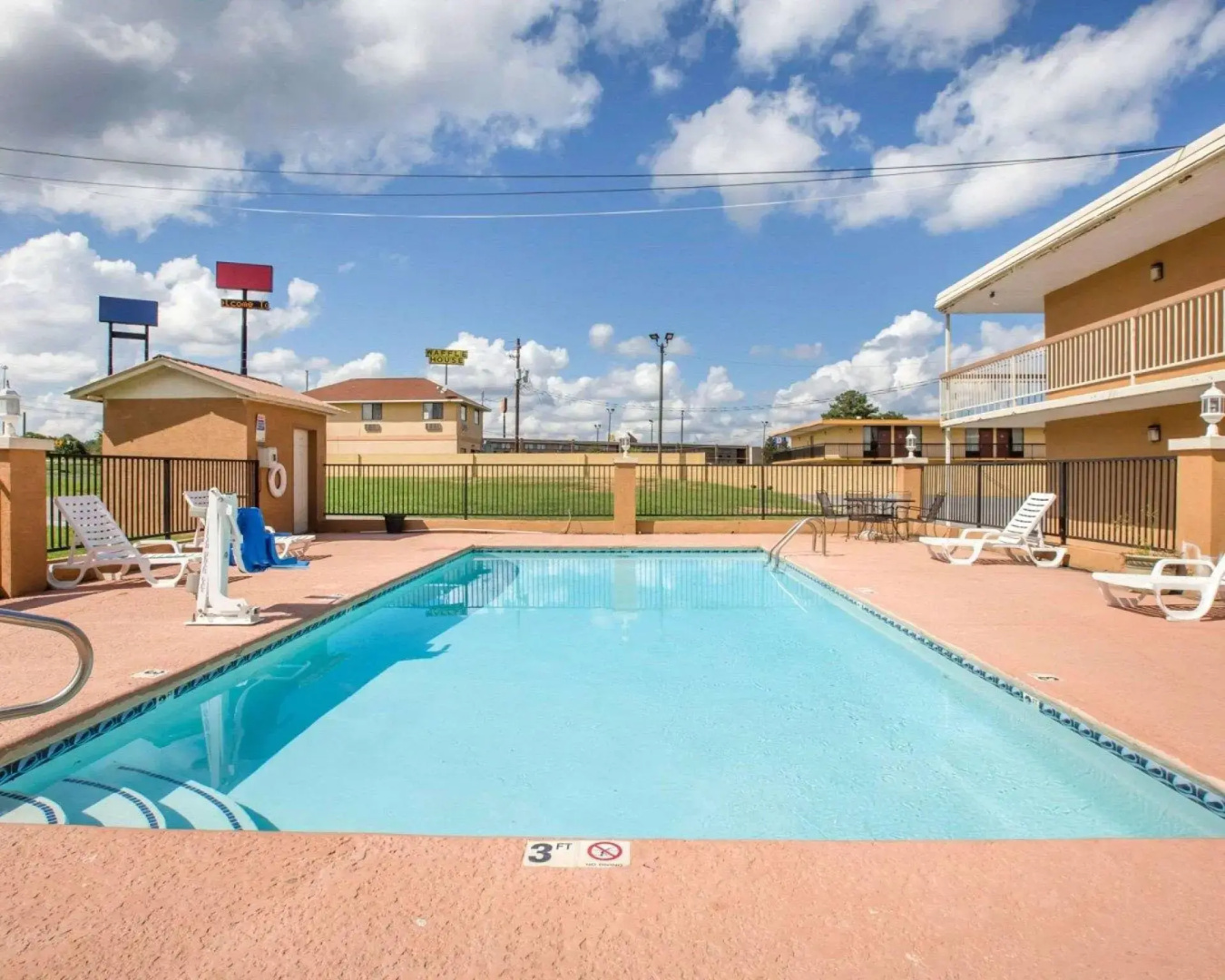 Econo Lodge  Inn & Suites Macon West