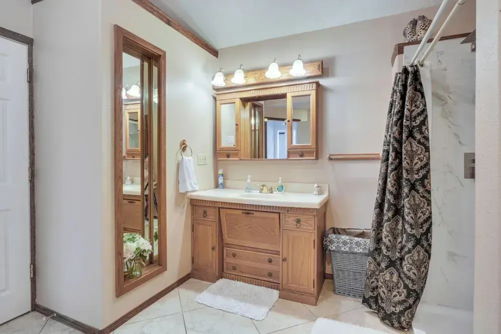 Salem Getaway w/ Hot Tub Near Parks & Boating!