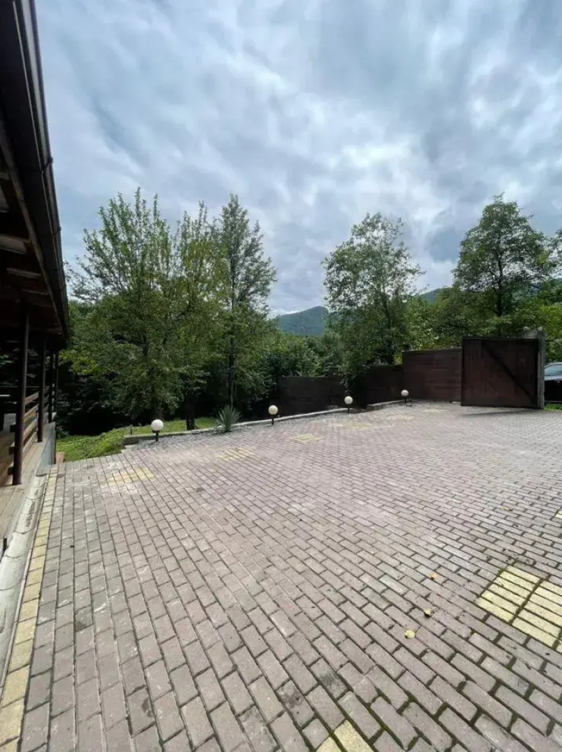 Загородный дом у подножия горы