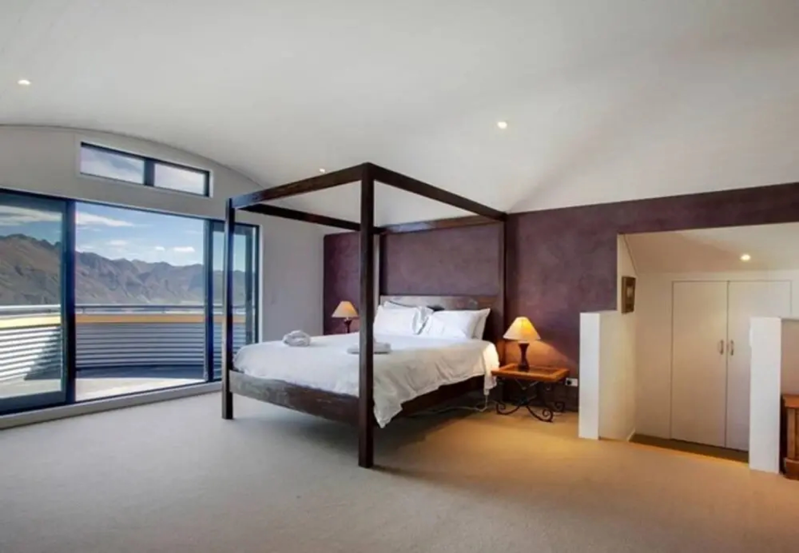 Muna Moke Lake And Mountain Views