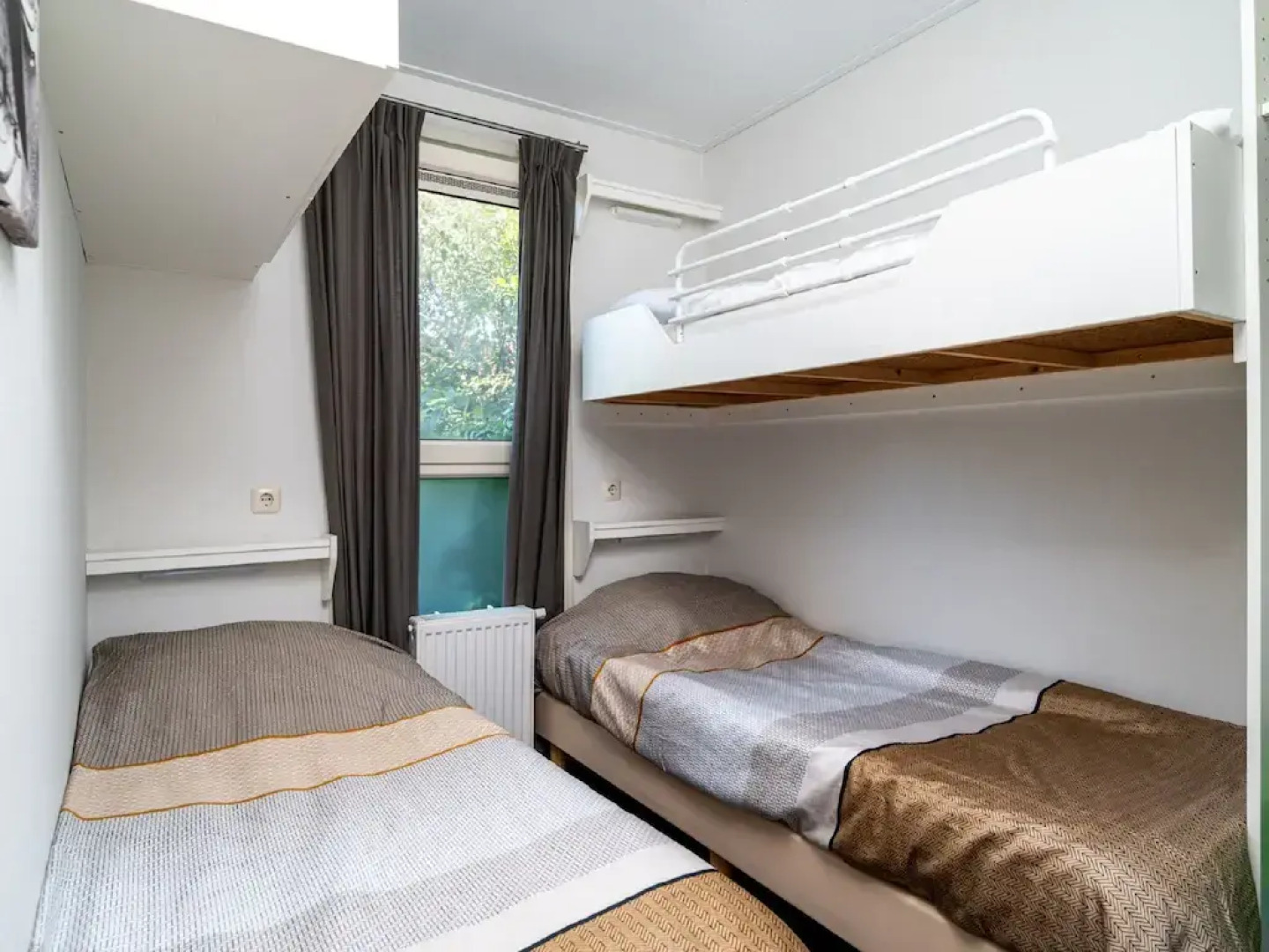 Beautiful Chalet With Sauna and Right on the Water