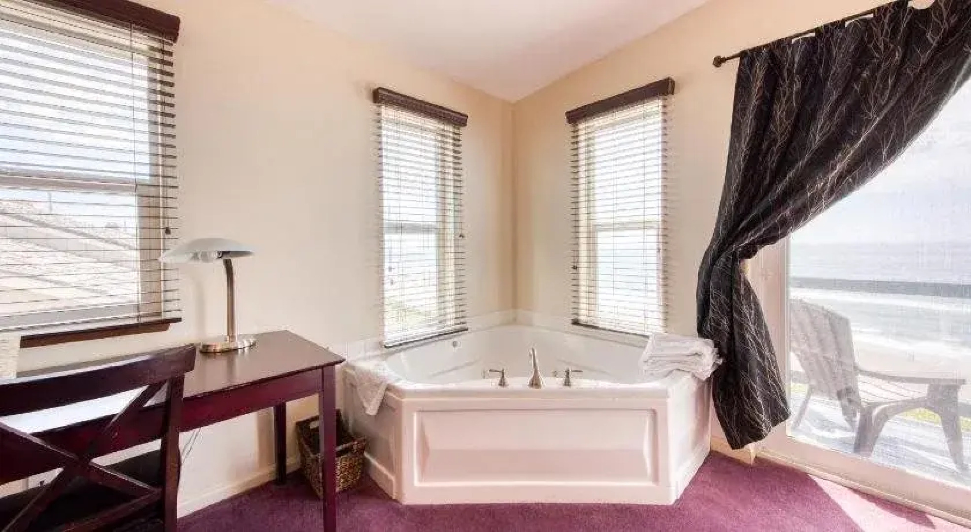 Seahorse Oceanfront Lodge