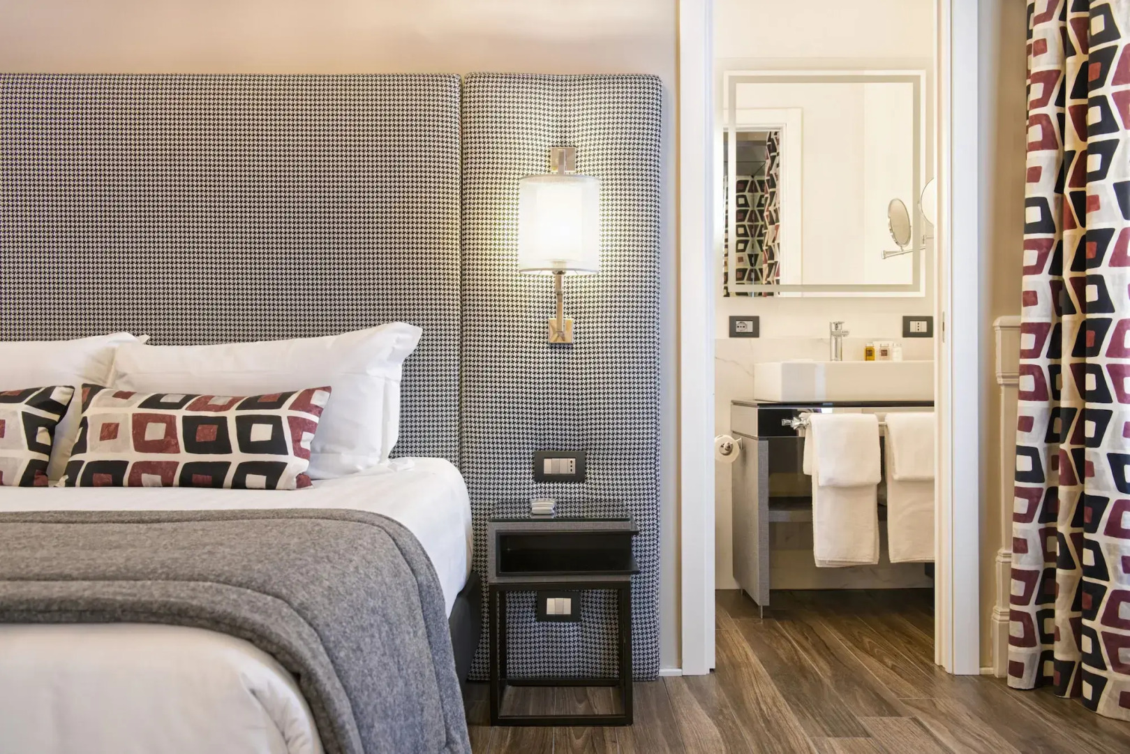 Отель The Independent Suites