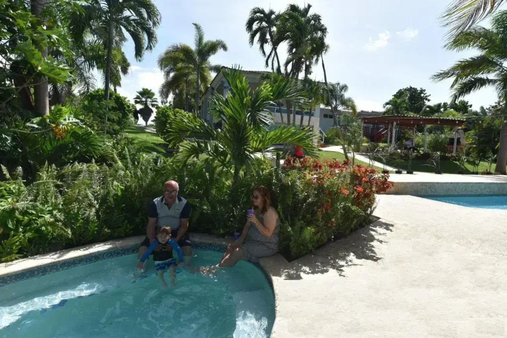 Isabela Villa sleeps 40, pool, Jacuzzi, BBQ, power plant, volley, pool table