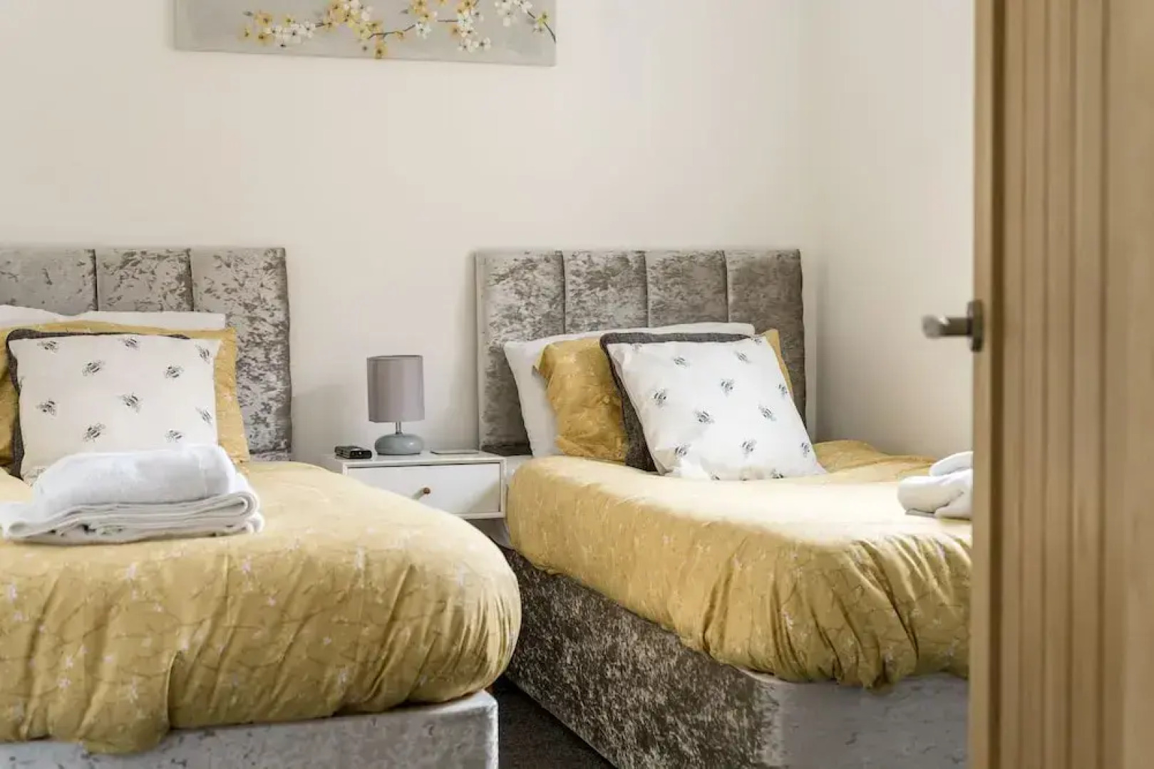 2br-sleeps5-privategarden-freeparking-pets