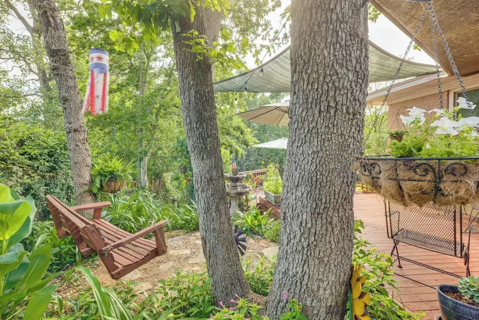 Lovely Bryan Home w/ Deck - 4 Mi to Kyle Field!