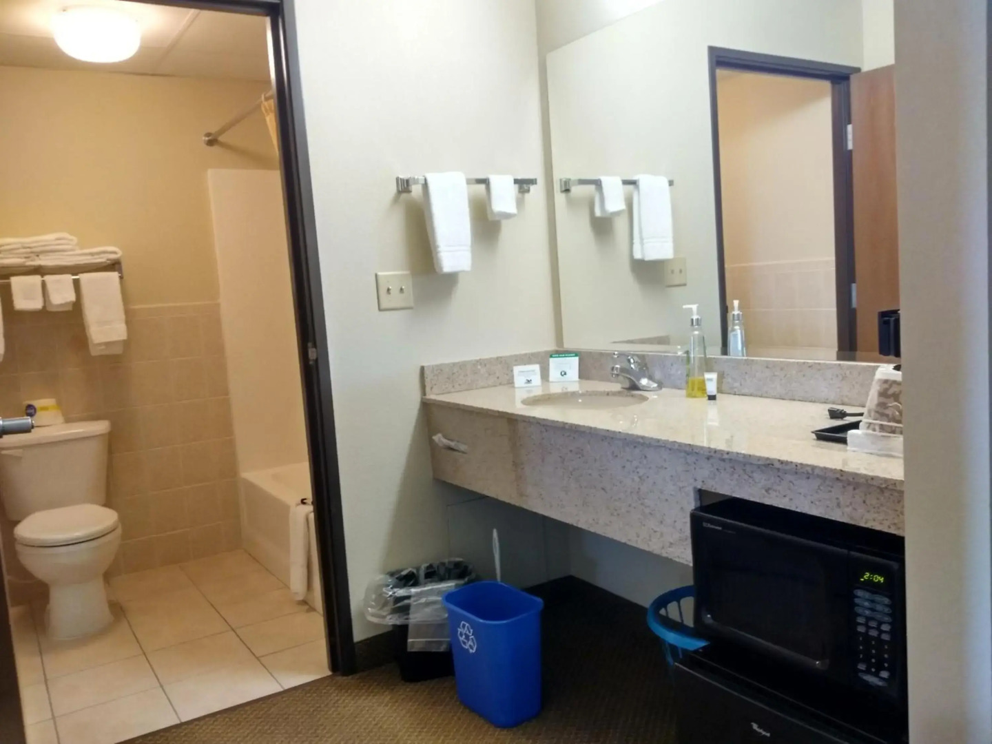 Madelia Hotel & Suites