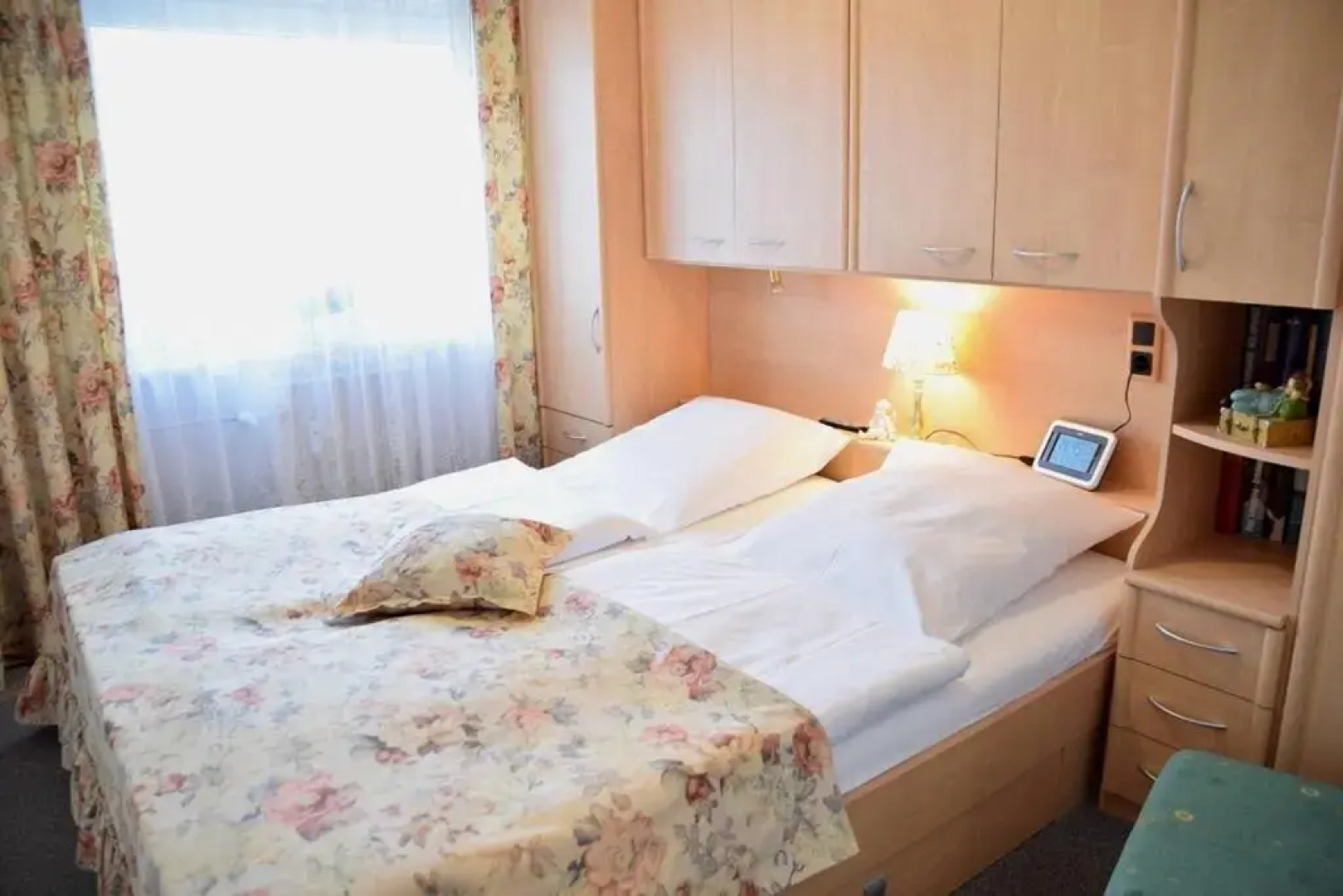 2-Zimmer-Appartement im 1. Obergeschoss mit Hallenschwimmbad und Sauna.