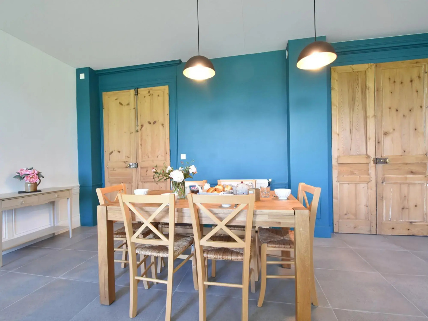 Castle and its outbuildings with terrace in Asnières