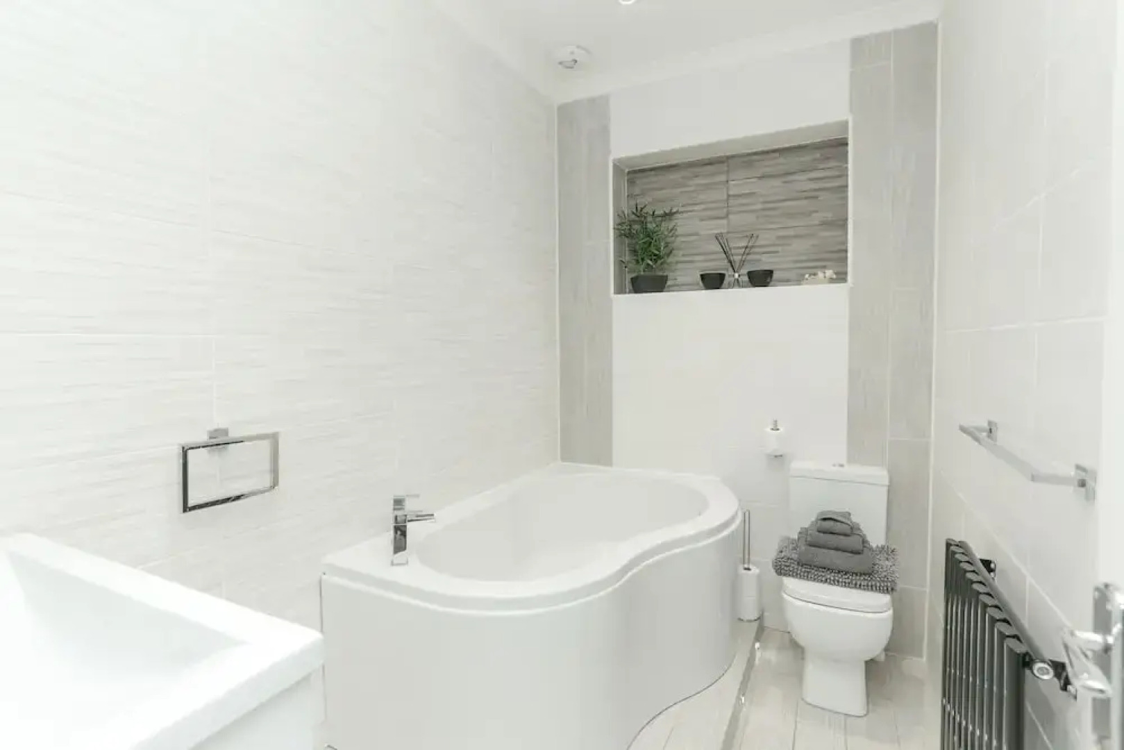 The Broadway Beach Homes Airbnb With Hot tub