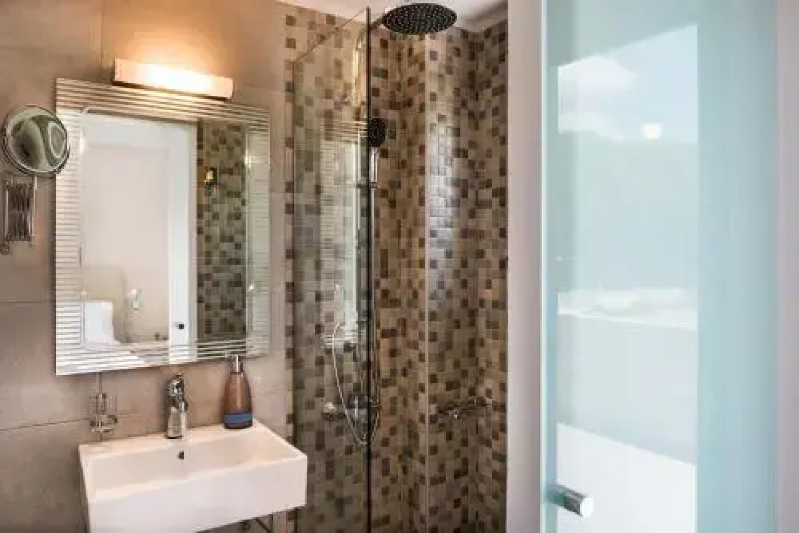 Niovi Seaside Suites