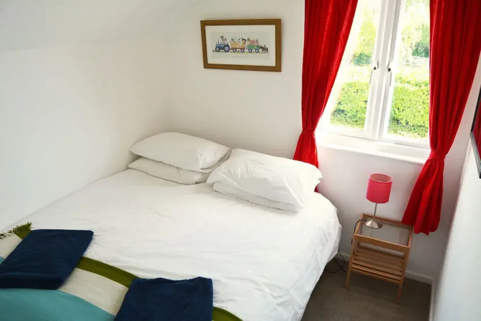 Stylish New England lakeside retreat in the Cotswold Water Park with hot tub
