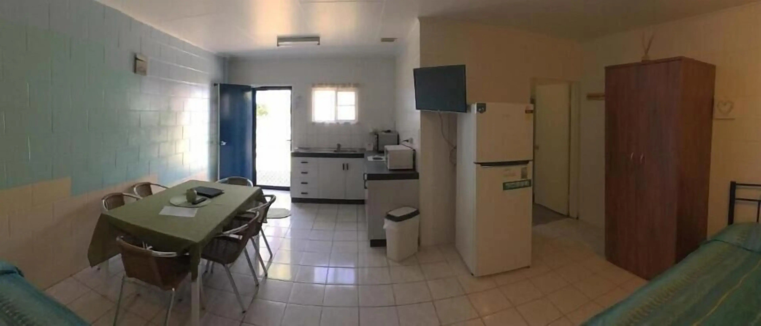 Ash's Holiday Units & Cafe