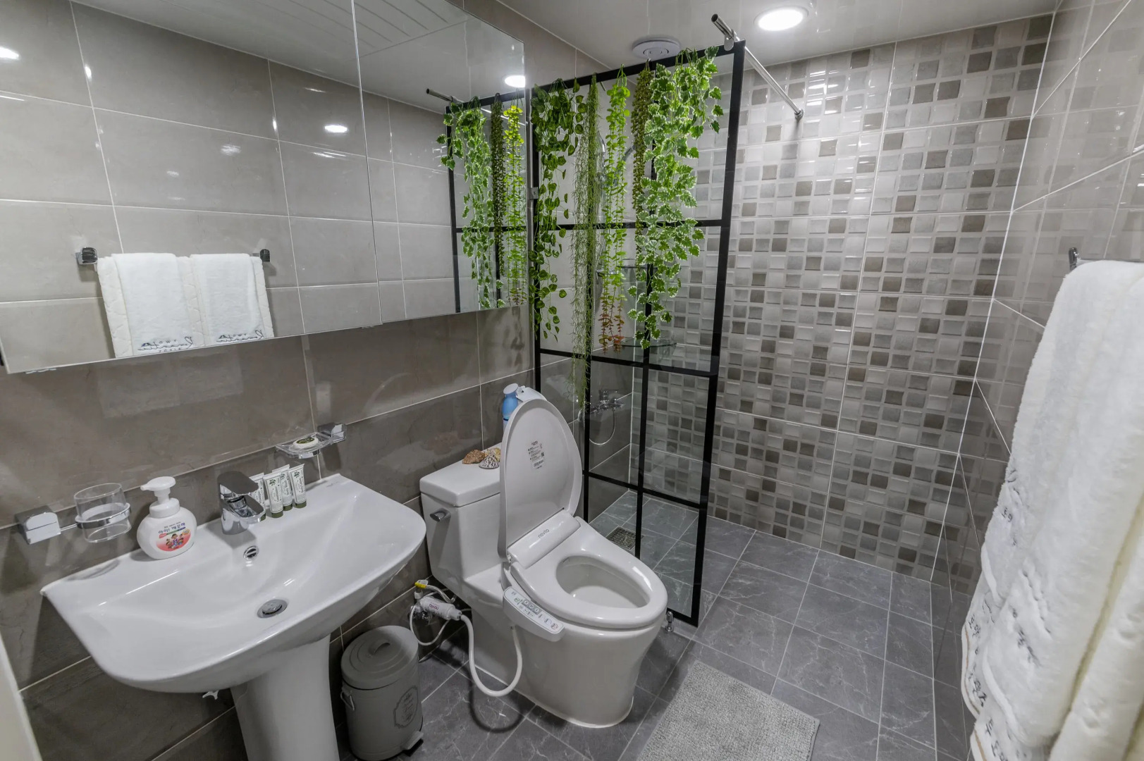 Two Romantic Birds Pool Pension