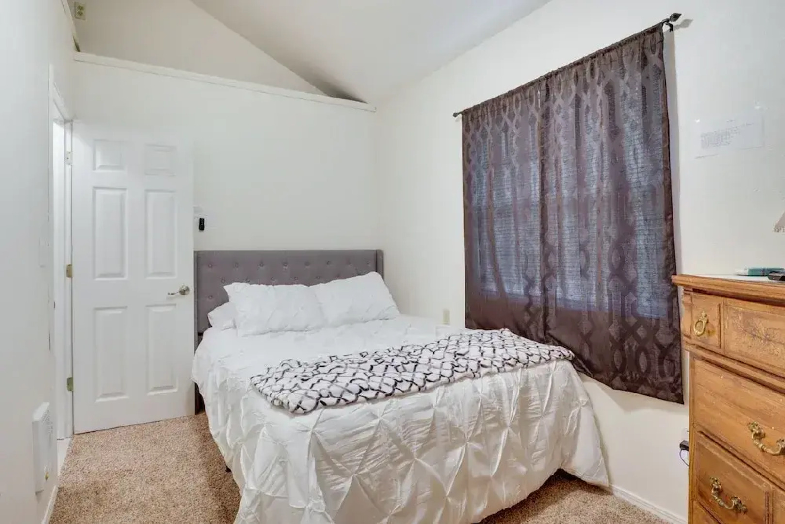 Salem Getaway w/ Hot Tub Near Parks & Boating!