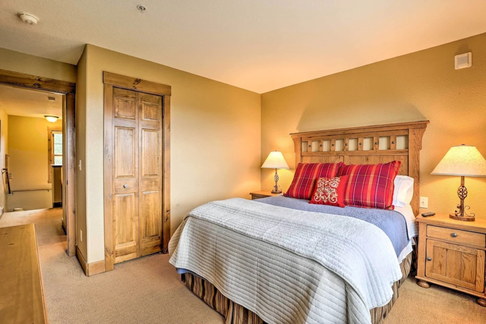 2-story Condo w/ Mtn View, Steps to Ski Lift!