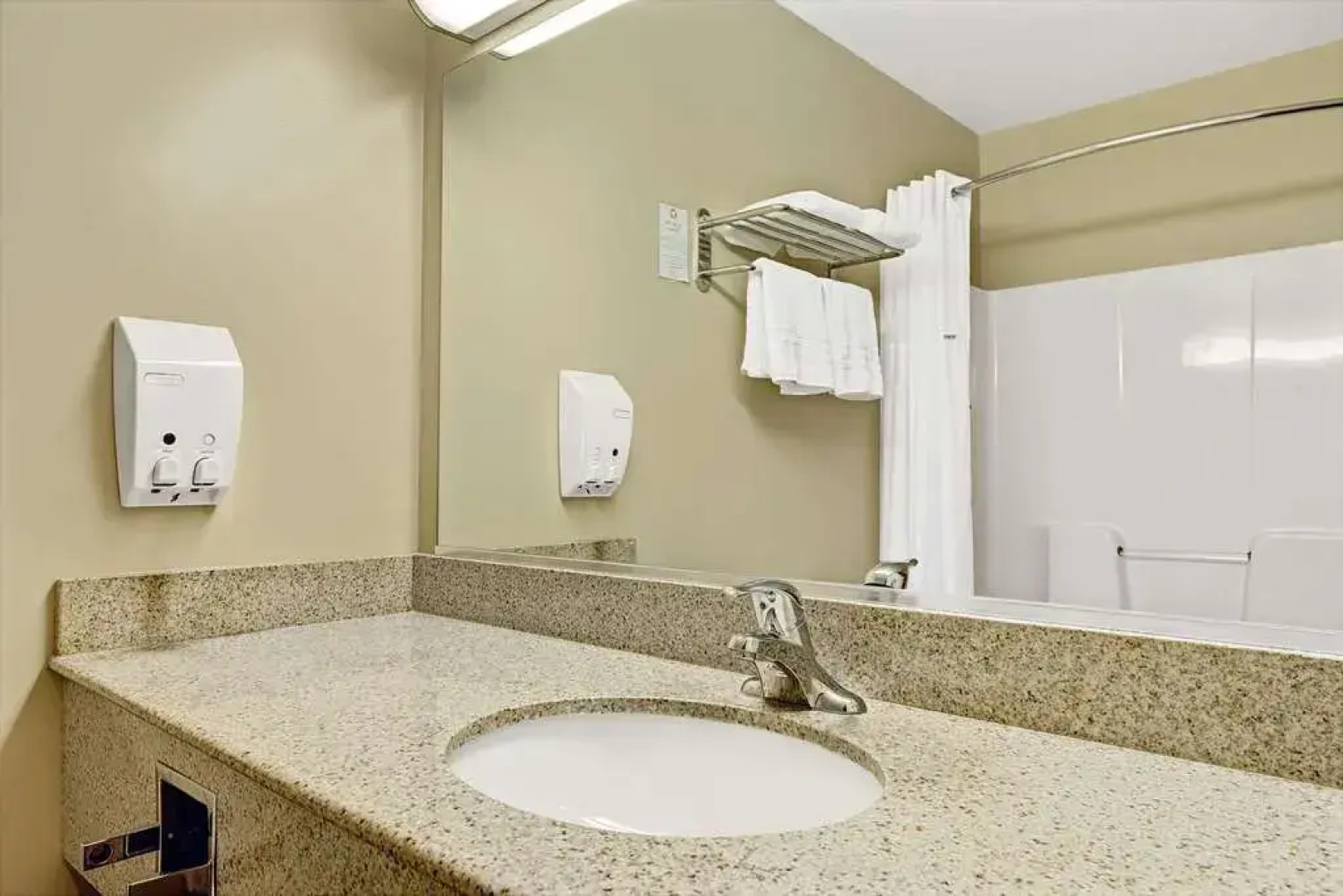 Days Inn & Suites By Wyndham Niagara Falls/Buffalo