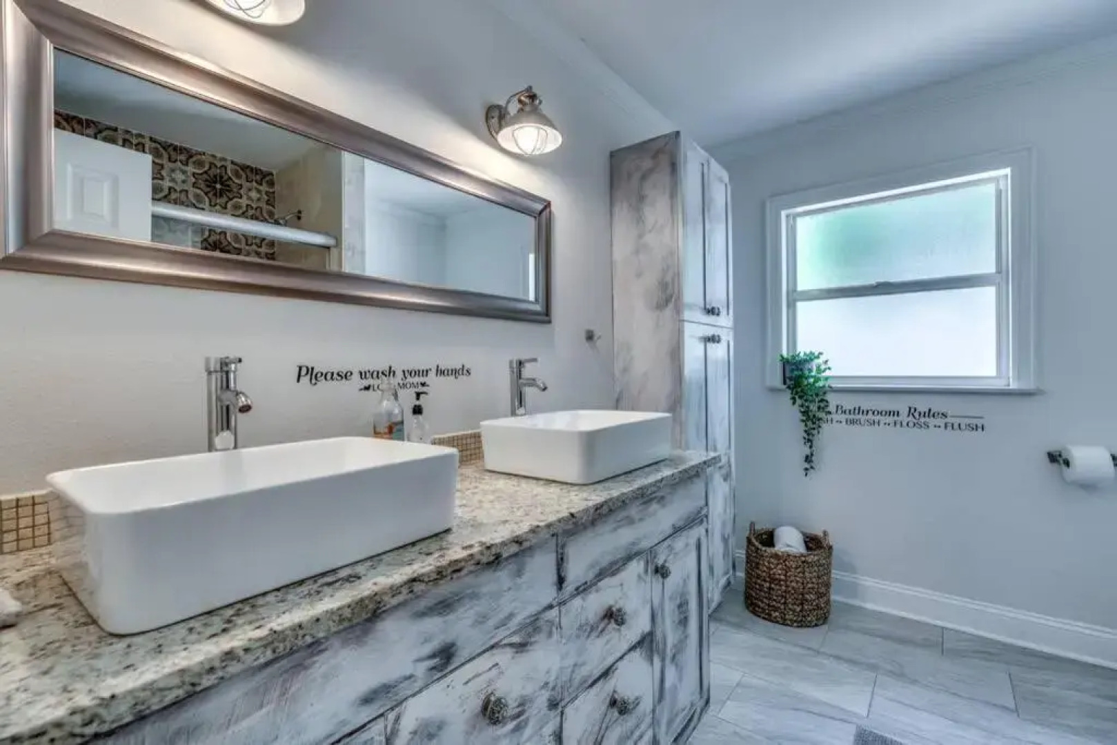 Beautiful home- Private getaway-Heated Pool/Hottub