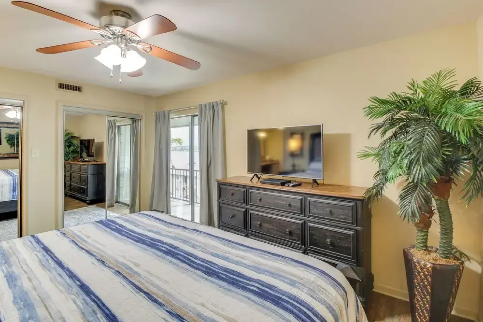 Lake Hamilton River-view Retreat w/ Pool Access