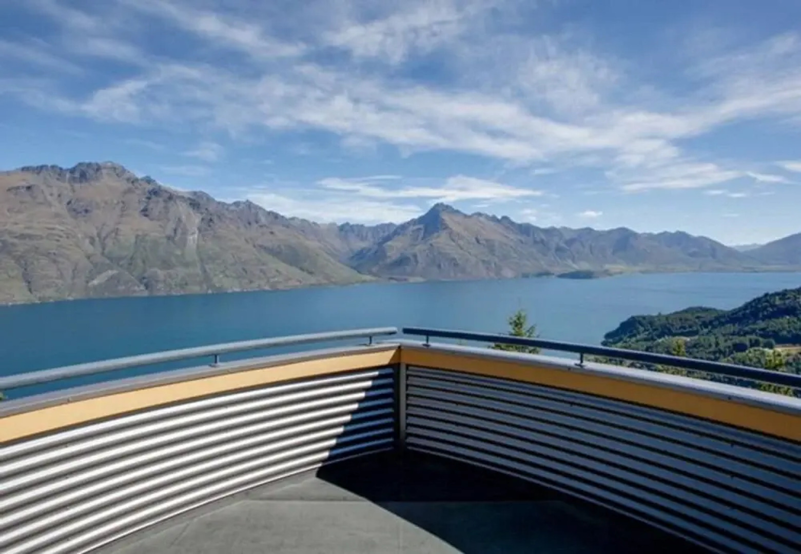 Muna Moke Lake And Mountain Views