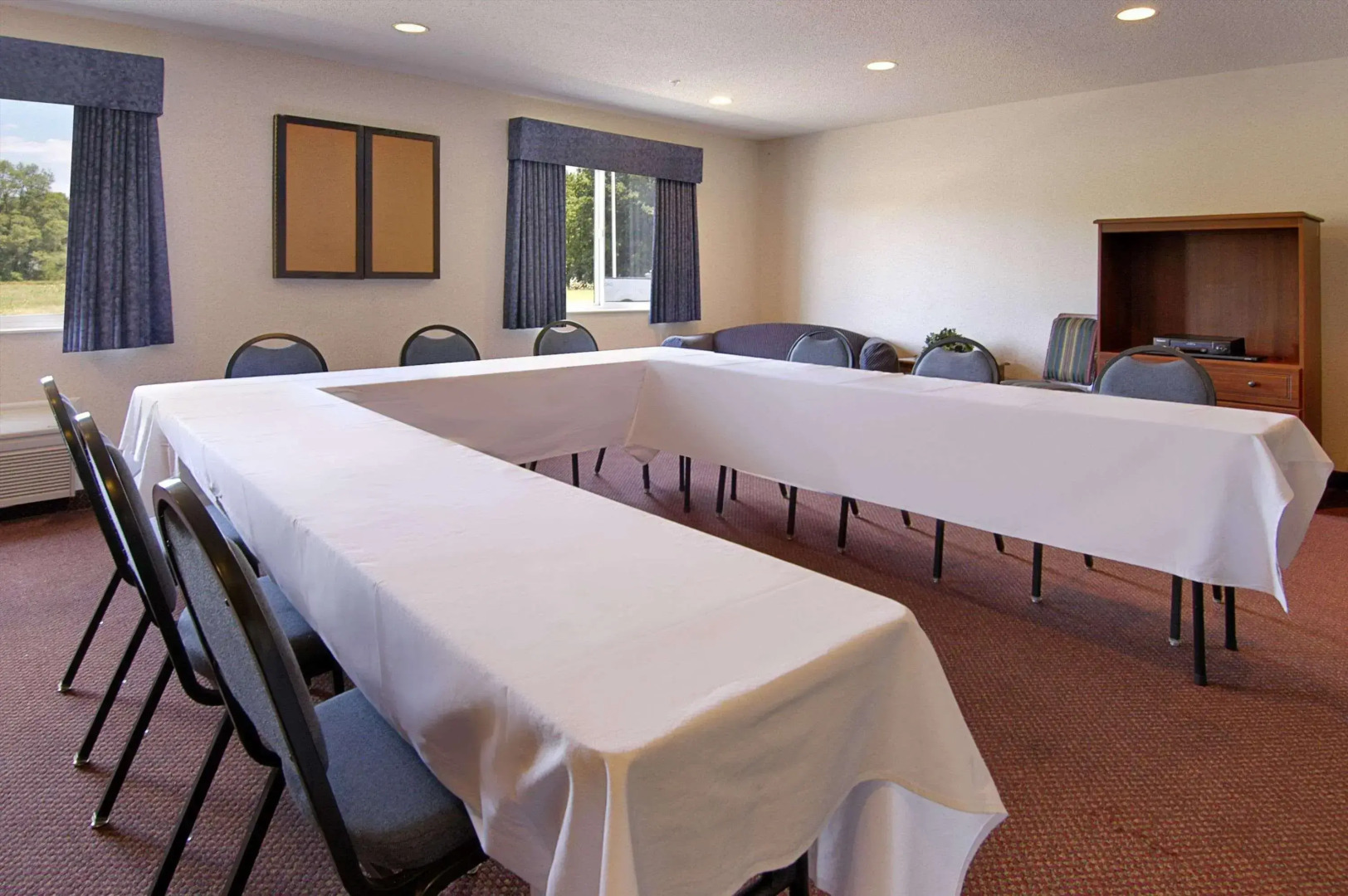 LakeWood Inn & Suites