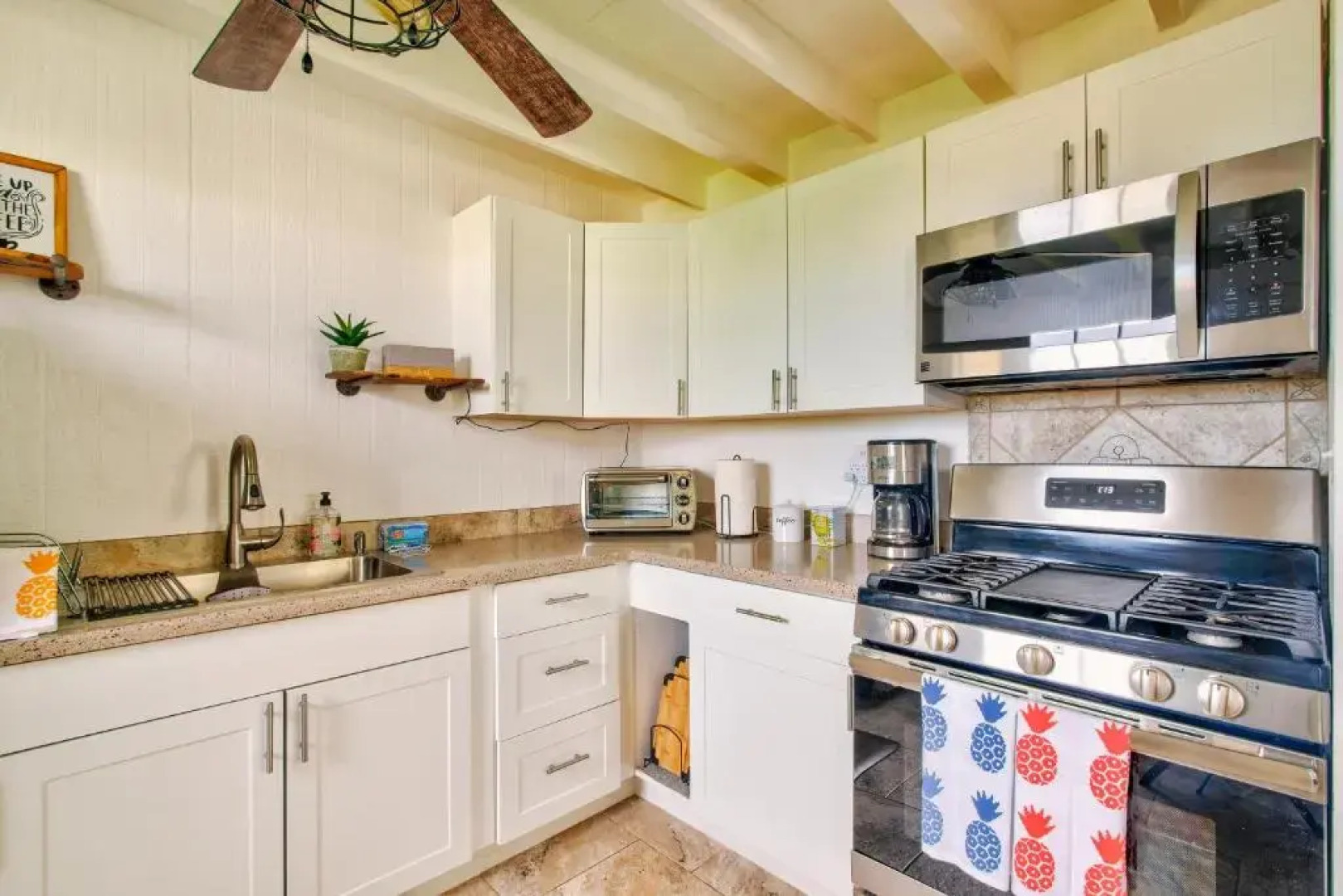 NEW - Pineapple Loft - Entire House Downtown Hilo with AC