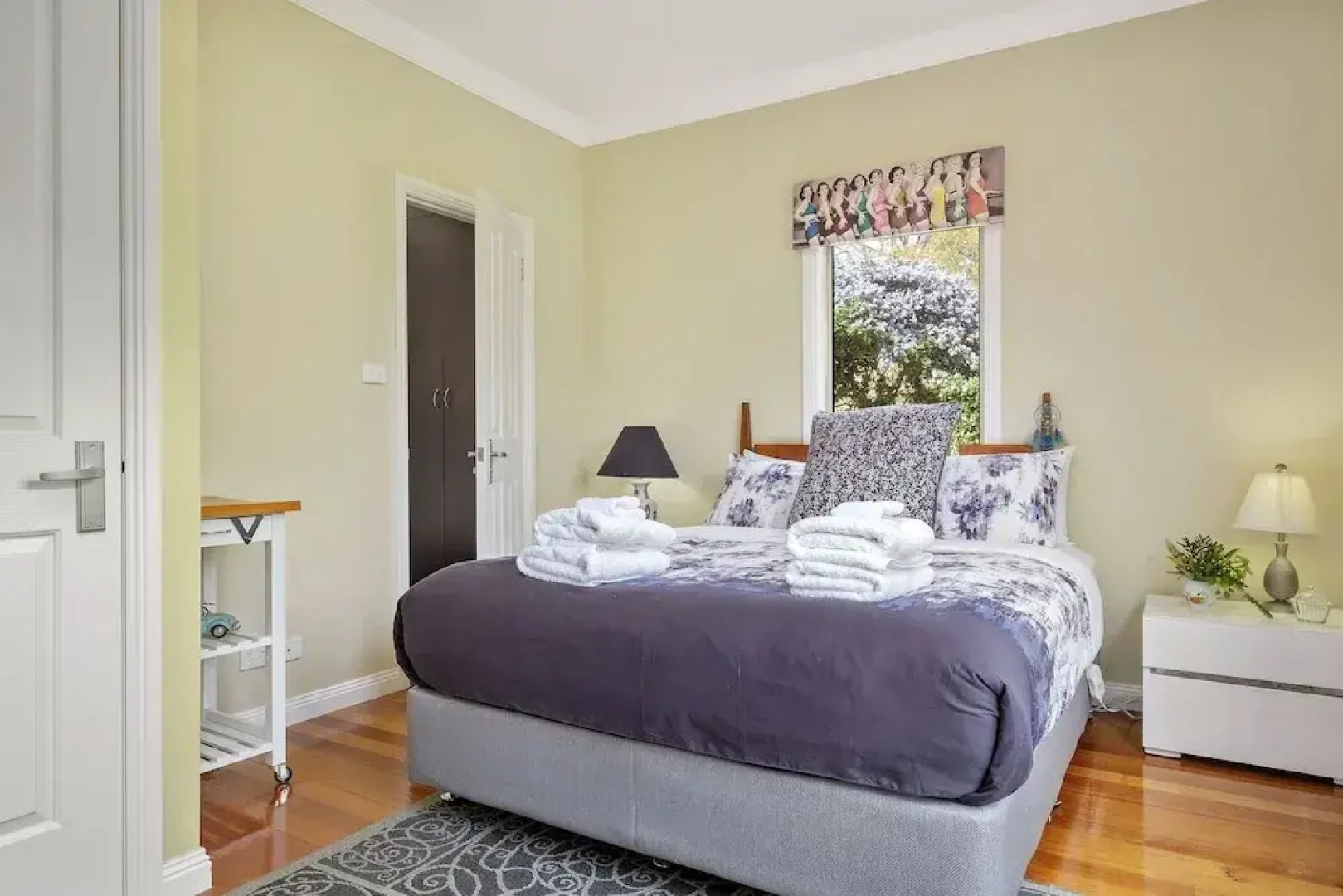 Manfield City Waterfront View Cottage