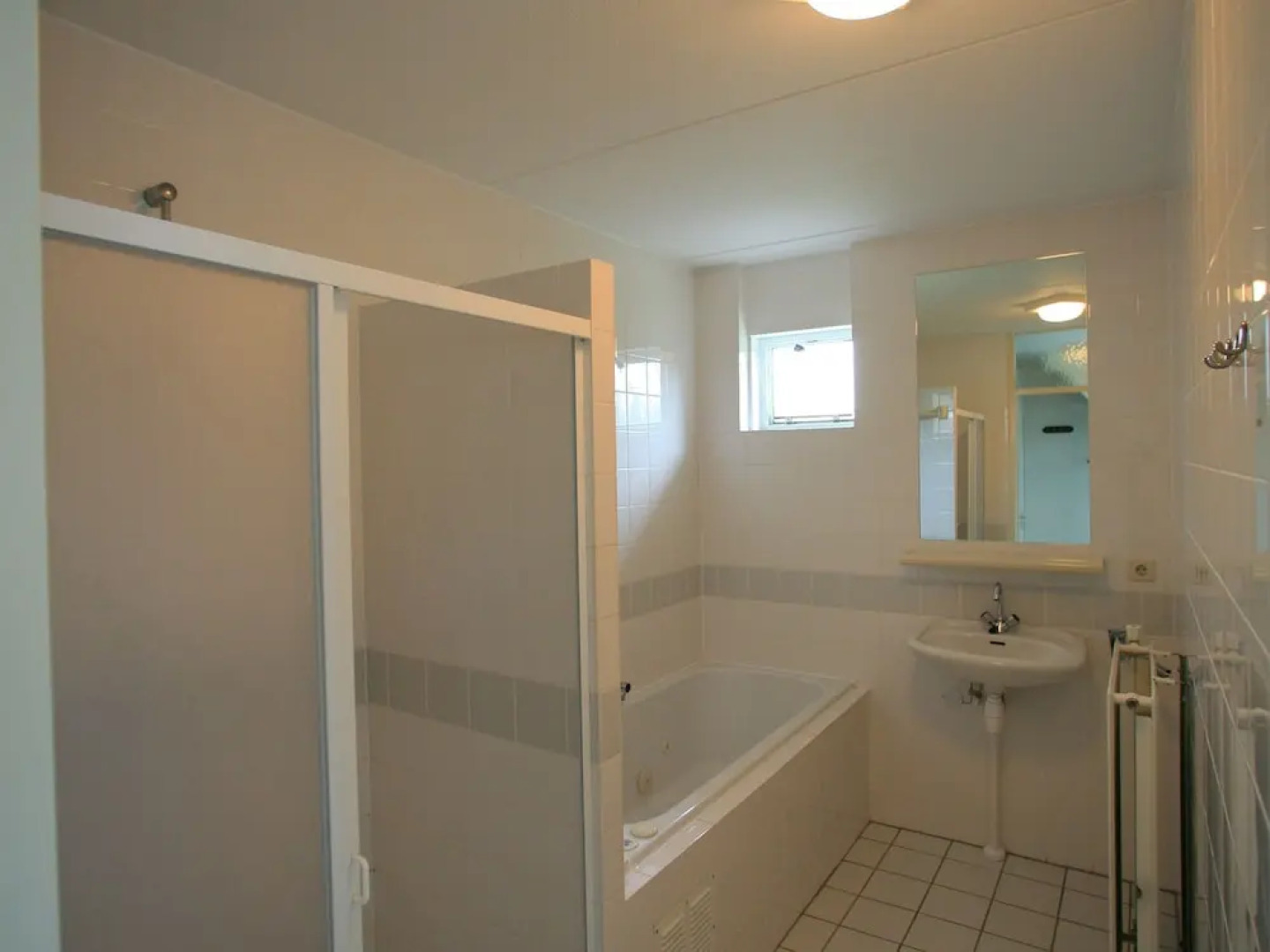 Detached bungalow with whirlpool and solarium, in nature