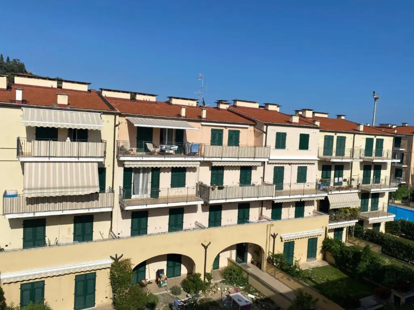 CALA DI SOLE bilocale con terrazzo e piscina condominiale Codice CITRA OO8031-LT-O847