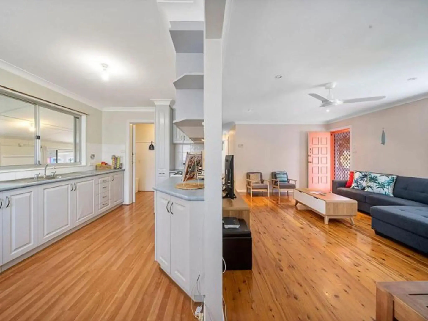 Walk to Everything In Huskisson Central Location and Sleeps 10