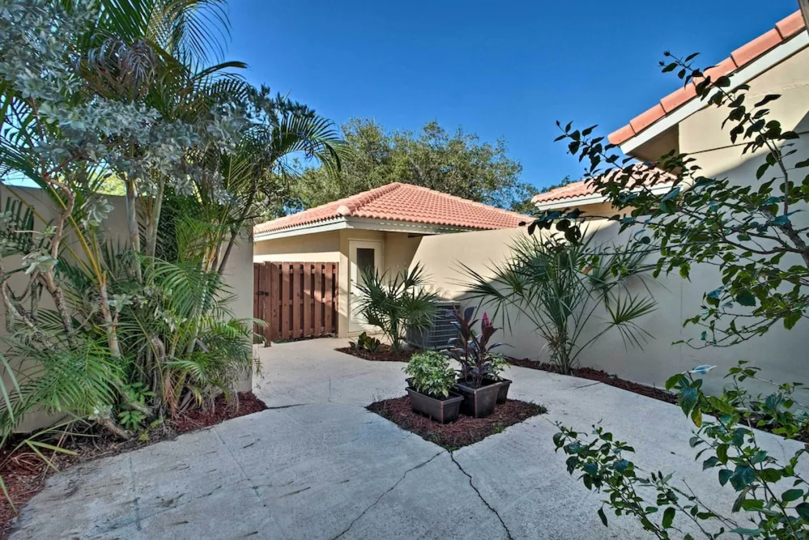 1 Mi to PGA Golf: Retreat w/ Pool in Palm Beach