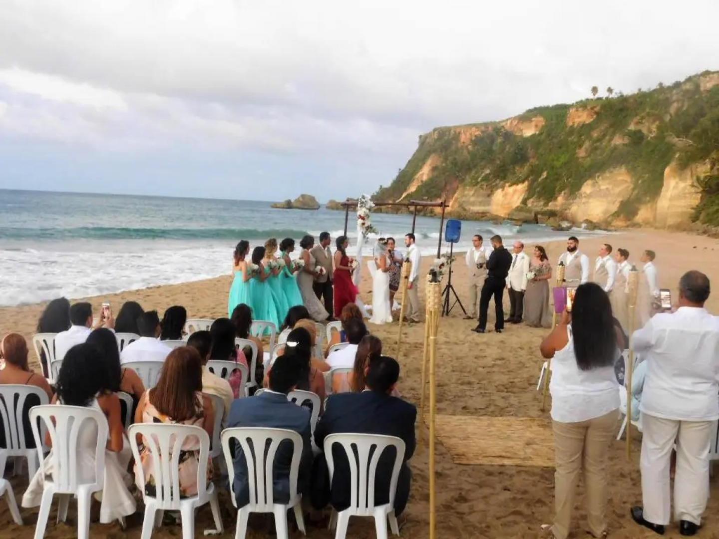 Isabela Villa sleeps 40, pool, Jacuzzi, BBQ, power plant, volley, pool table