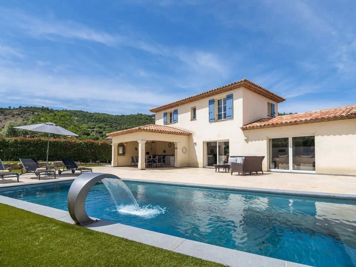 Aircon Villa With 4 Suites, Swimming Pool, Walking Distance to the Center, 20 km From the Beach