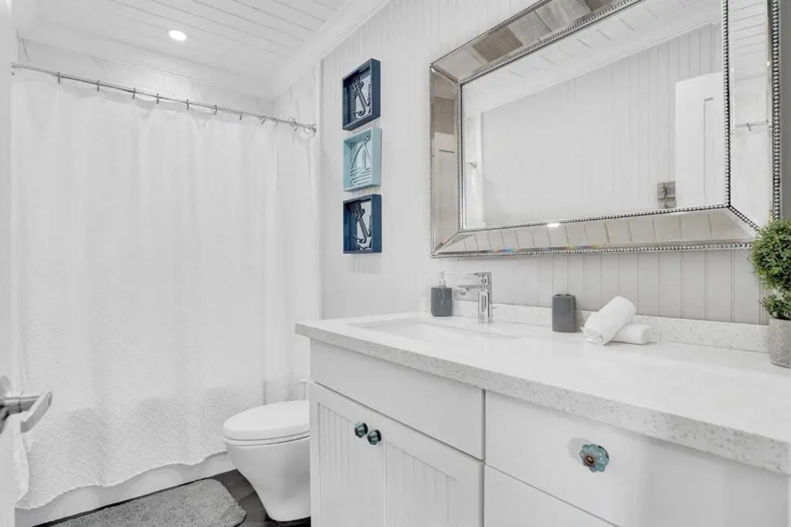 Stunning 4 Bedrm New Pool+Jacuzzi 1 Mile to Beach