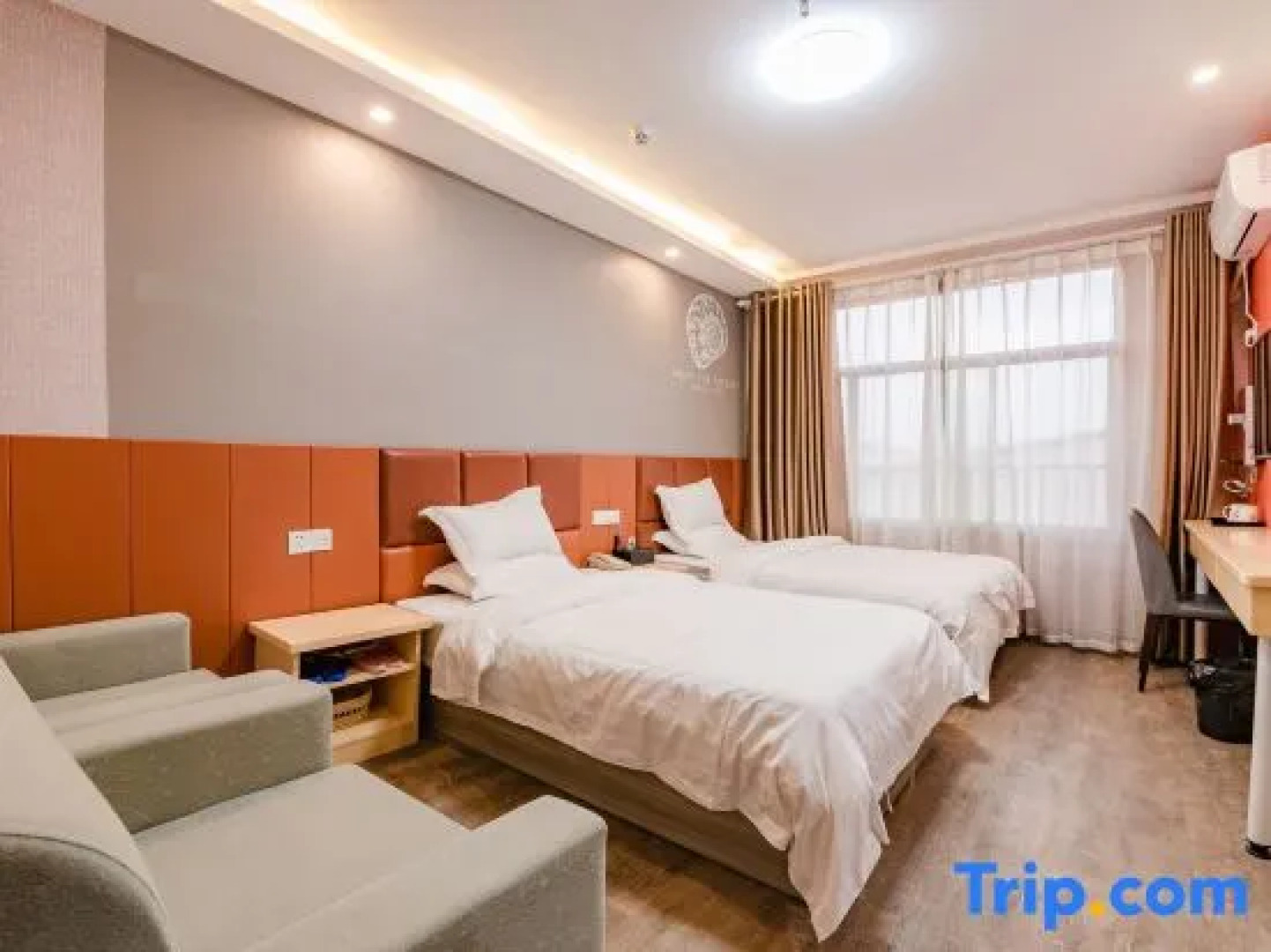 Shell Xinyang Huangchuan Country Railway Station Hotel