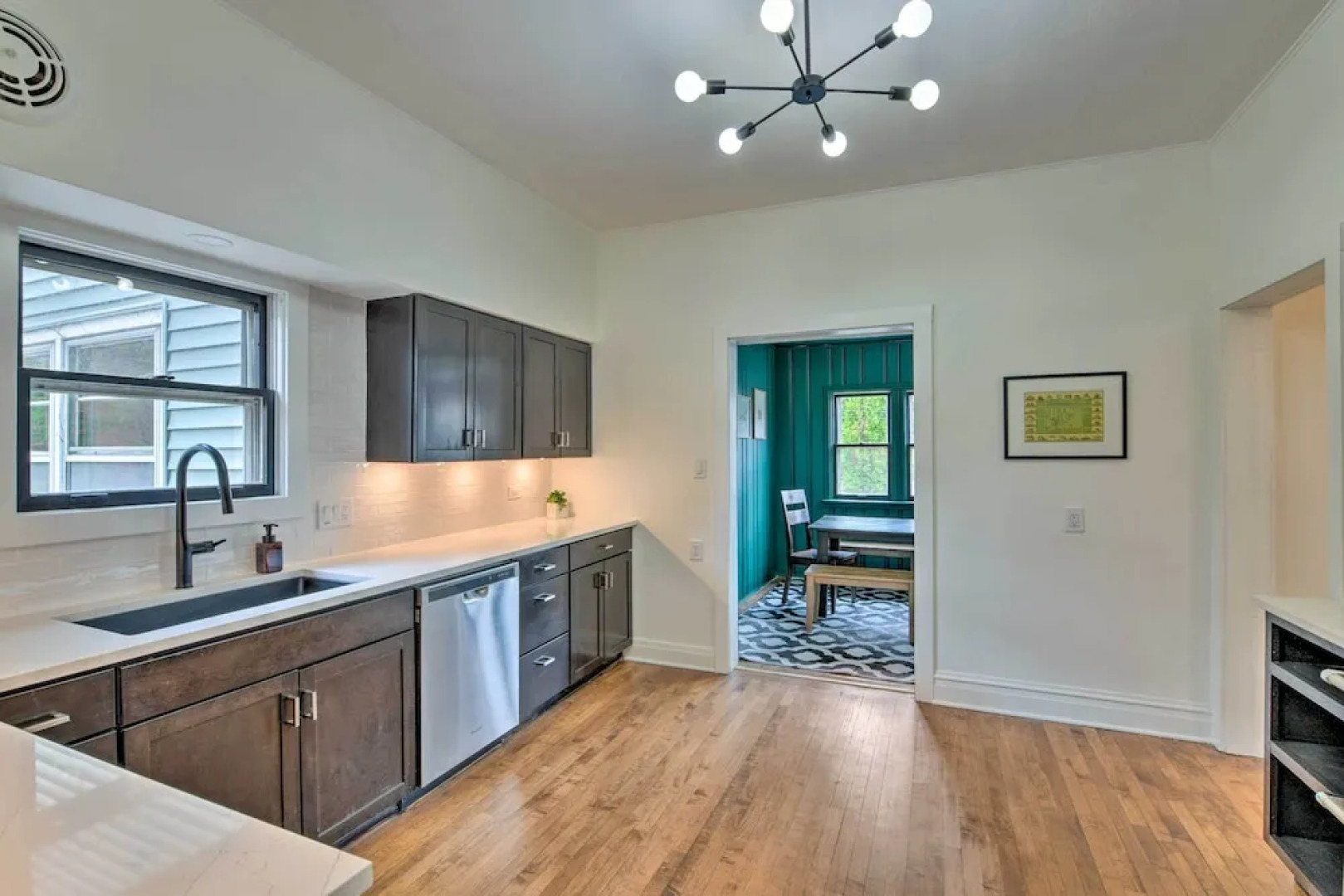 Spacious Oak Park Home, 11 Mi to Downtown Chicago!