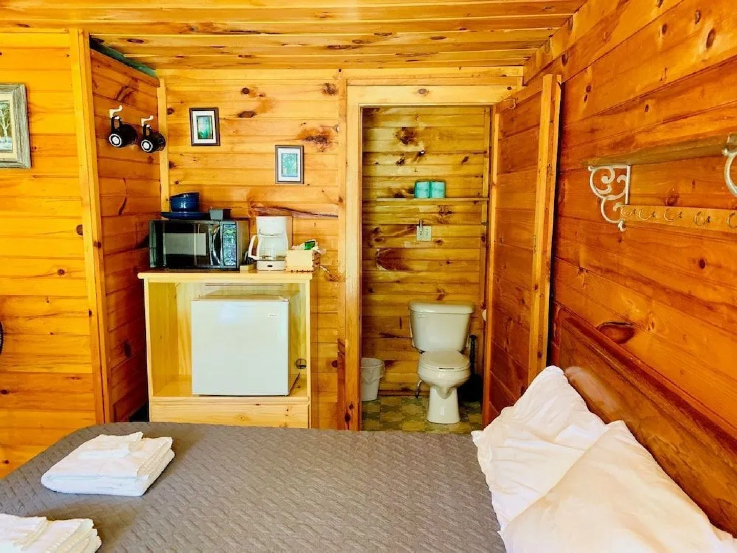 Pine Crest Motel And Cabins