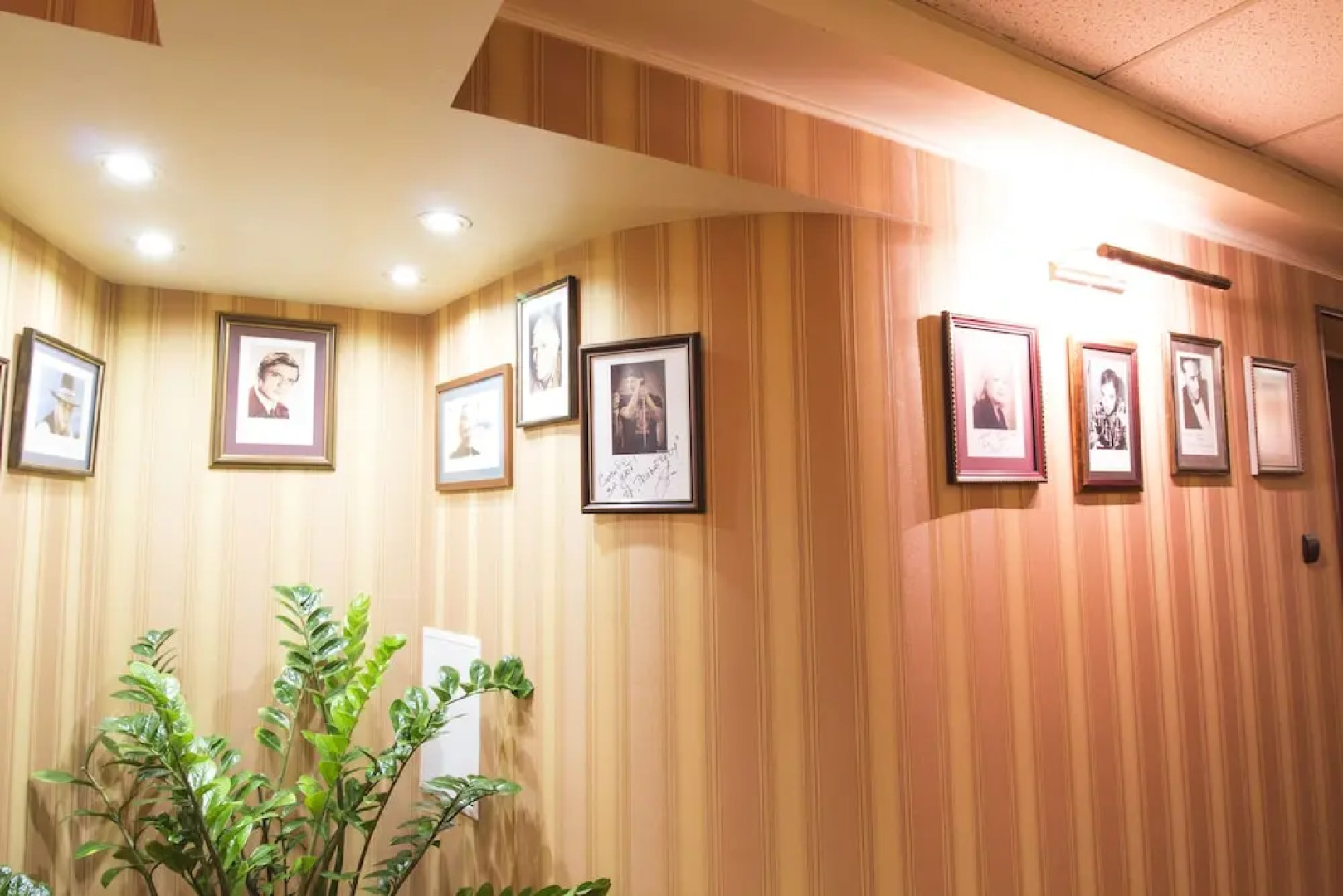 Атташе Отель