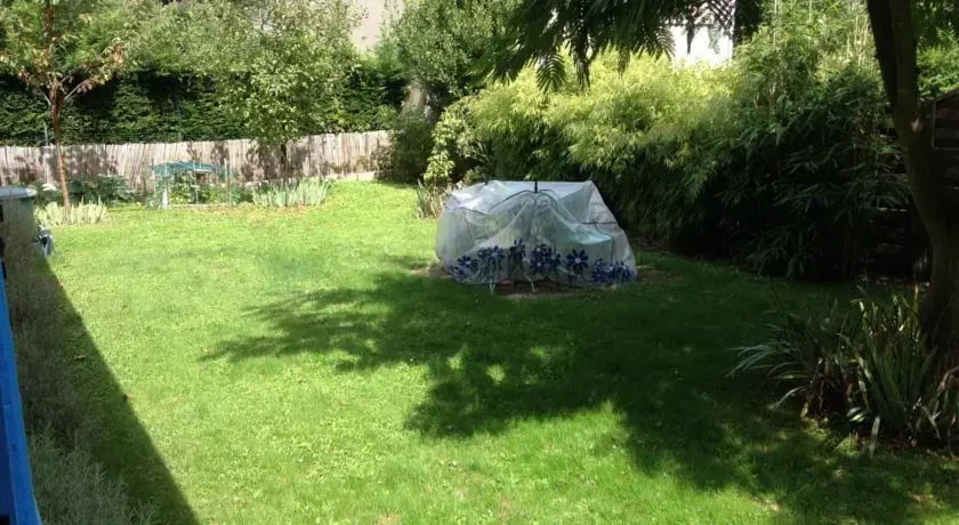 Maison Aux Volets Bleu