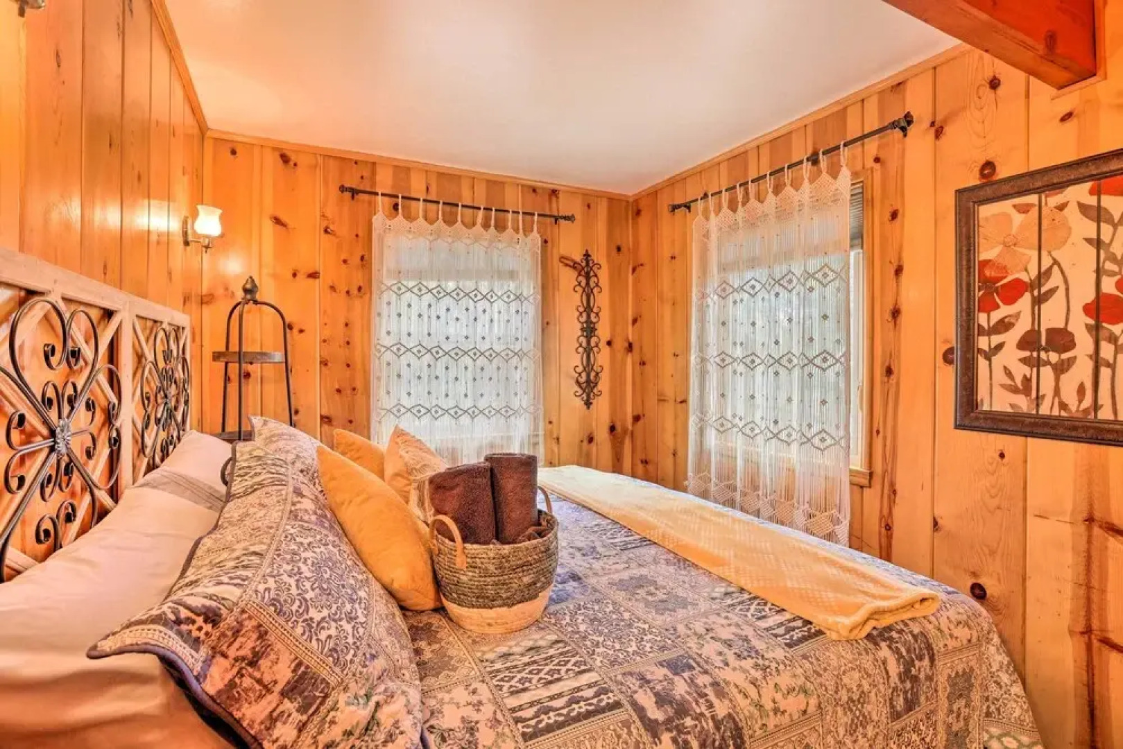 Wrightwood Cabin w/ Cozy Interior!
