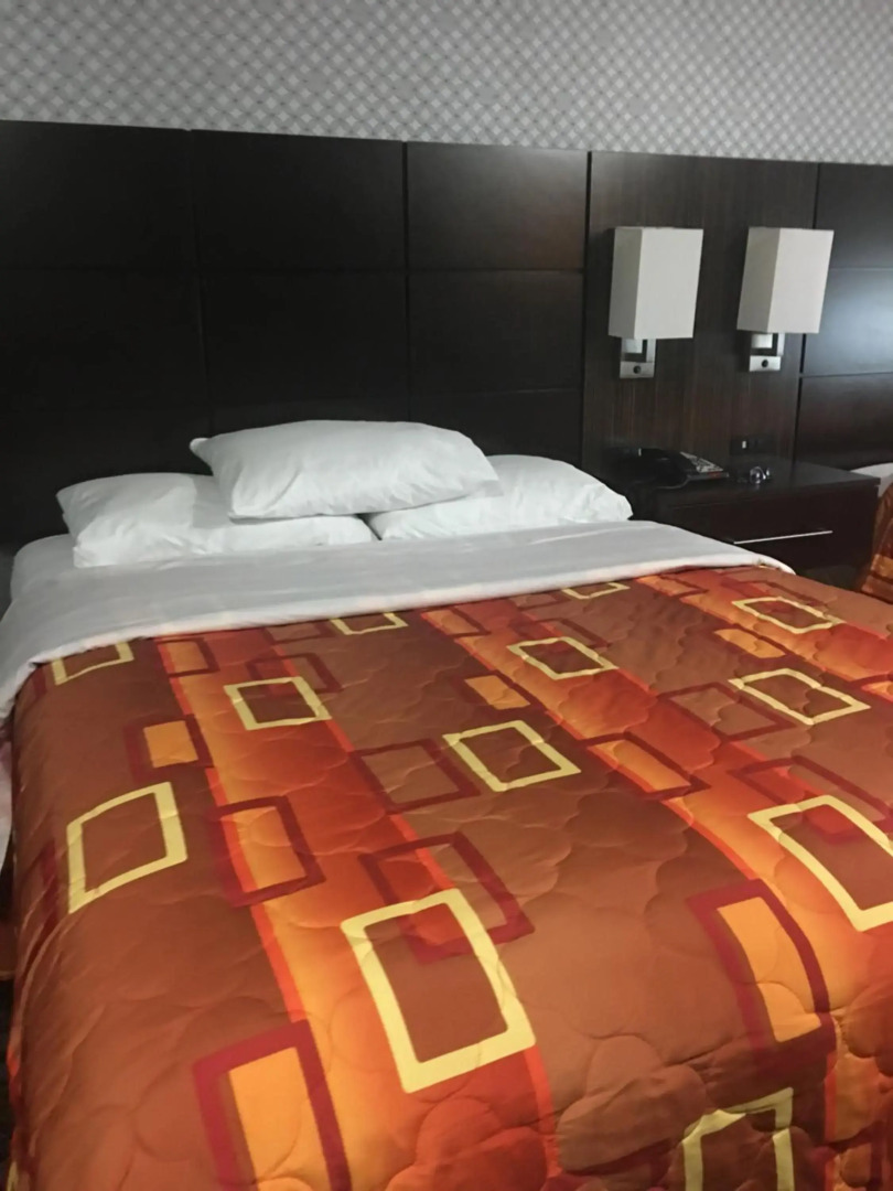 Red Carpet Inn Elmwood Park