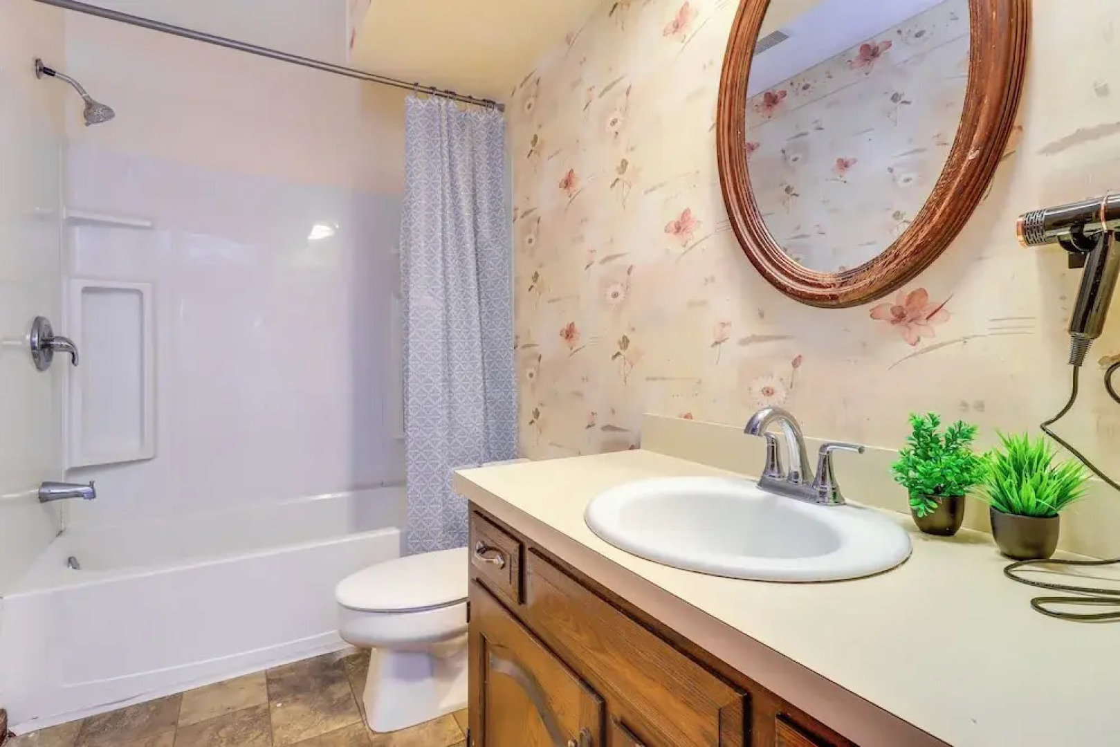 7 Mi to Downtown Toledo: Cozy Apartment