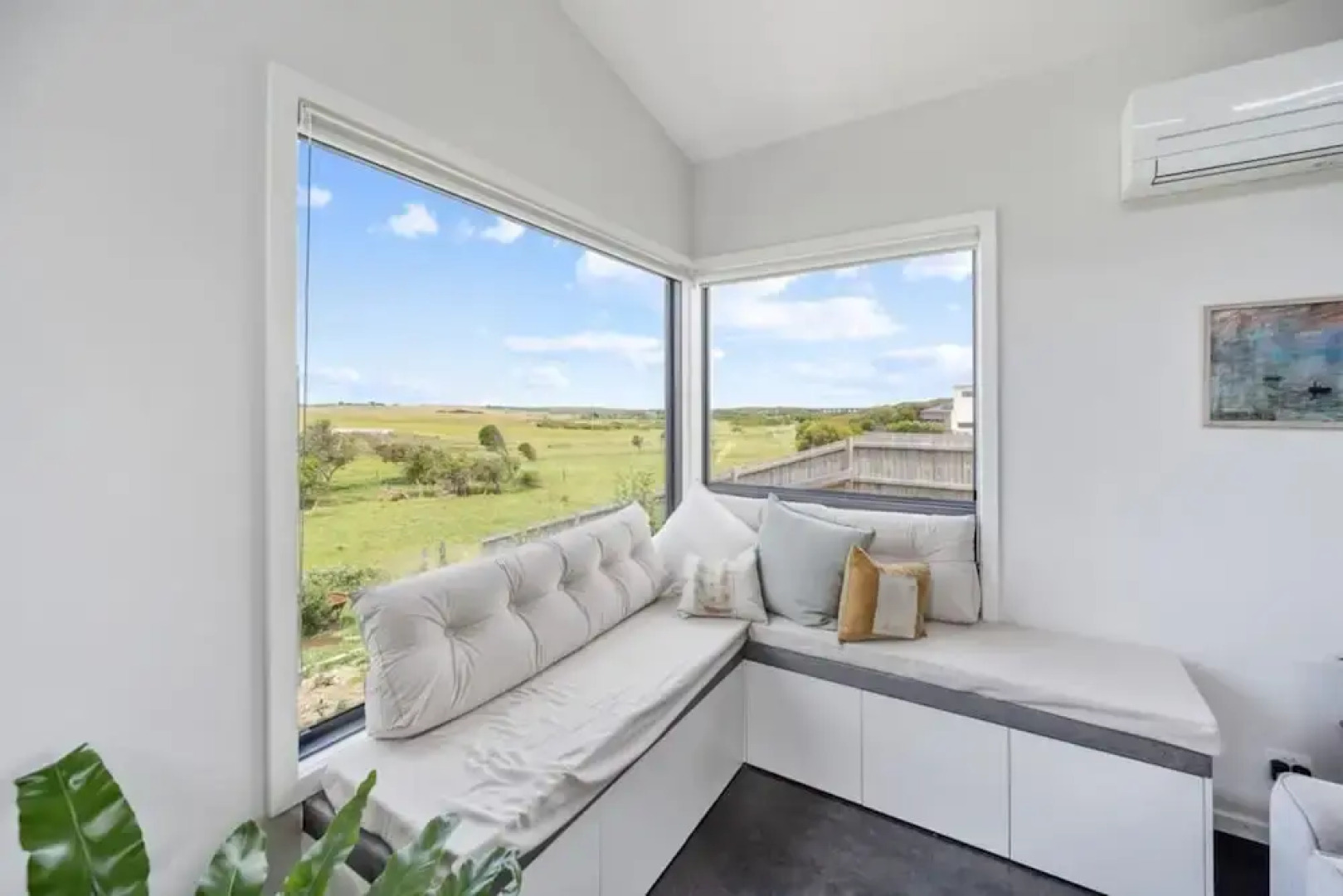 Modern Coastal Escape Pet Friendly With Fireplace