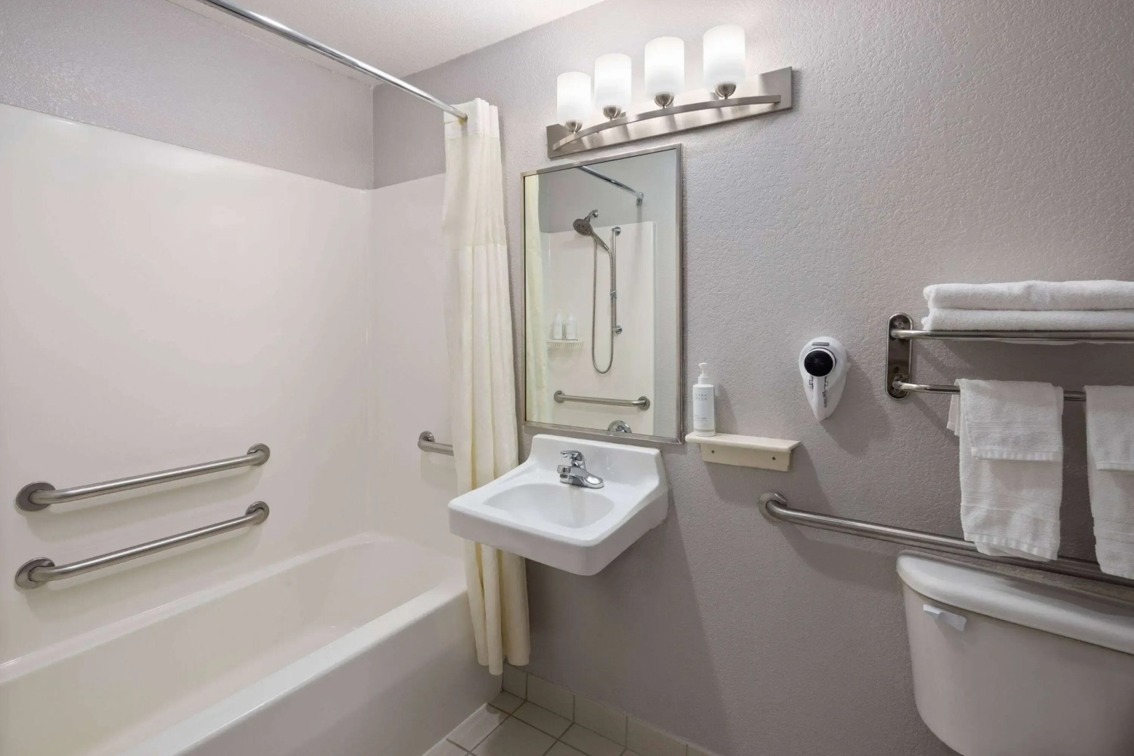 Days Inn & Suites by Wyndham Green Bay WI.